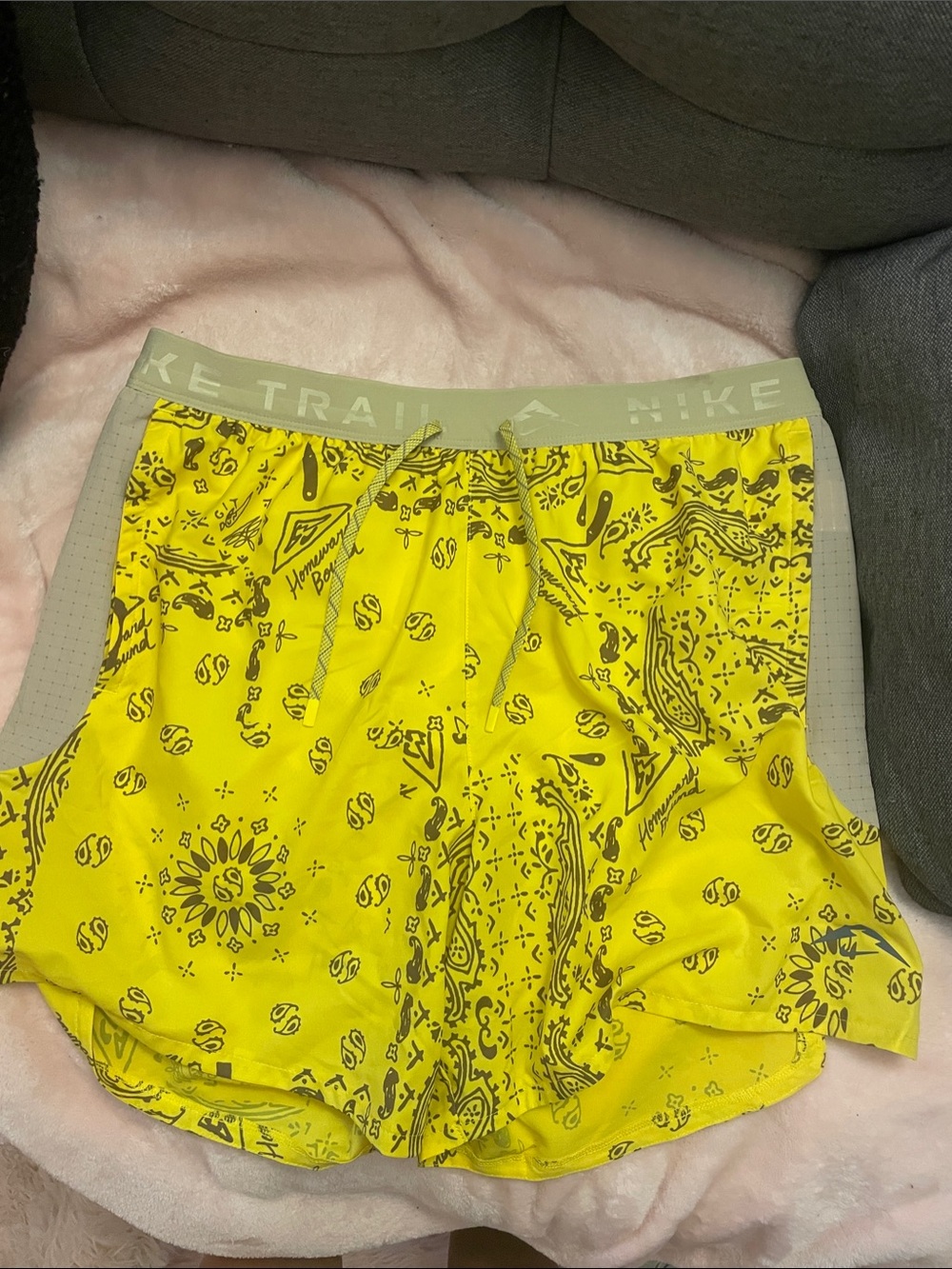 Nike Men’s Medium Yellow Bandana-Print Athletic Shorts with Gray Waistband